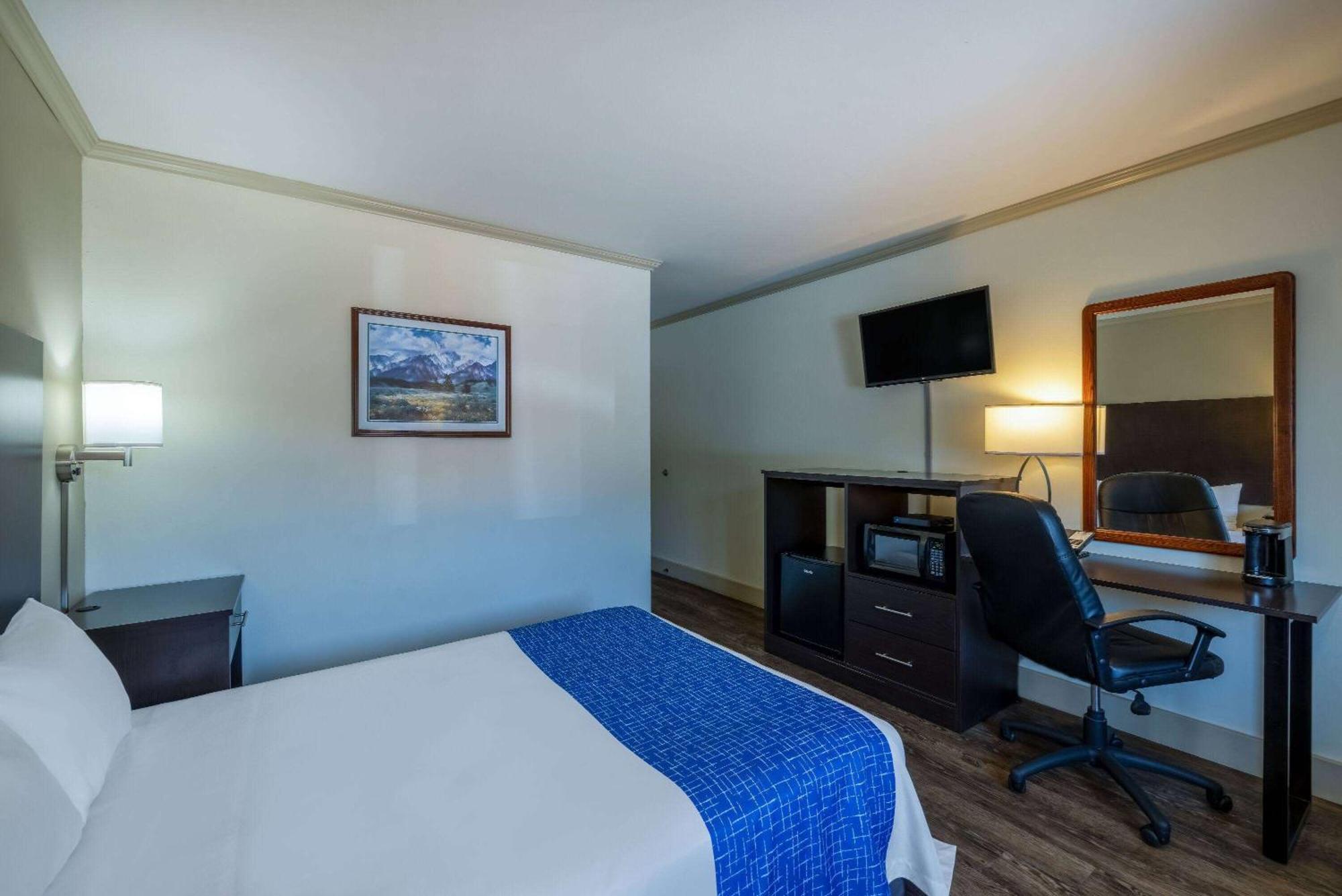 Travelodge By Wyndham Livingston Exterior photo